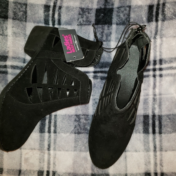 NWT Pleather boots with cutouts on the ankle - Picture 3 of 6